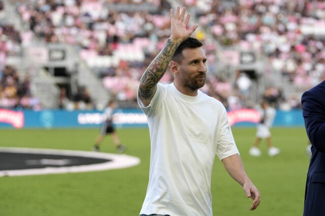 Messi bị thương vắng mặt trong đội tuyển Argentina cho vòng loại World Cup gặp Chile và Colombia