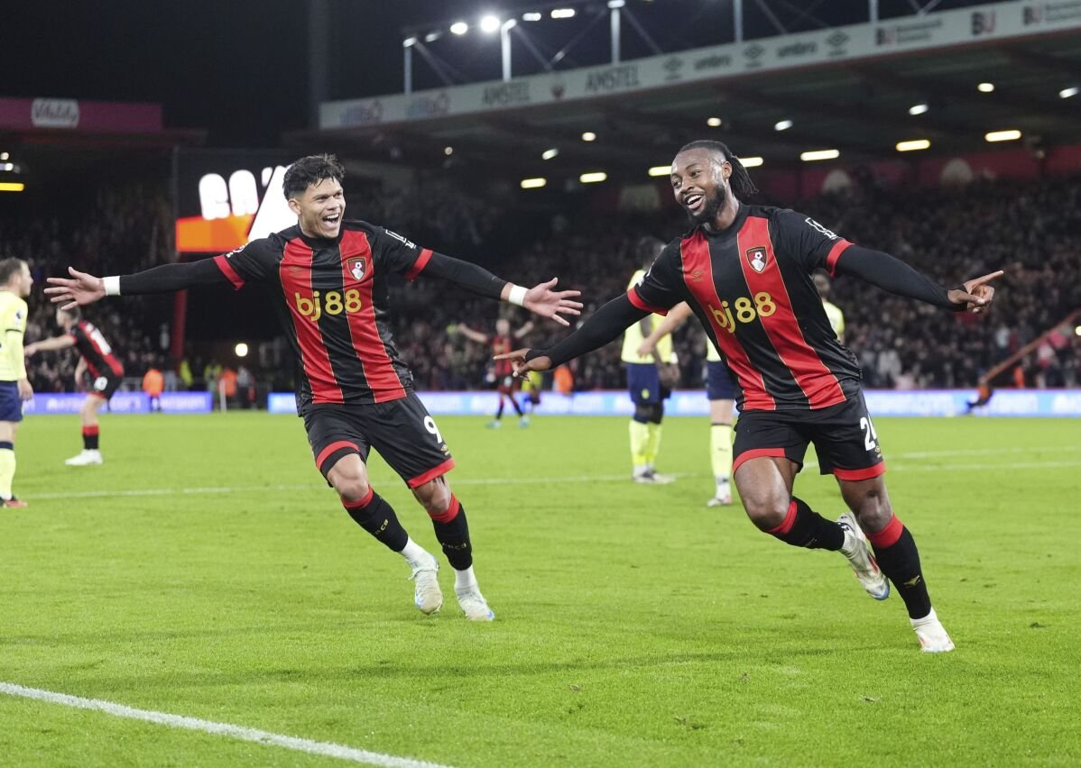 Southampton vẫn chưa thắng sau khi thua đối thủ cạnh bờ biển Bournemouth